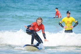 Lección de surf para principiantes en Newquay, Cornwall