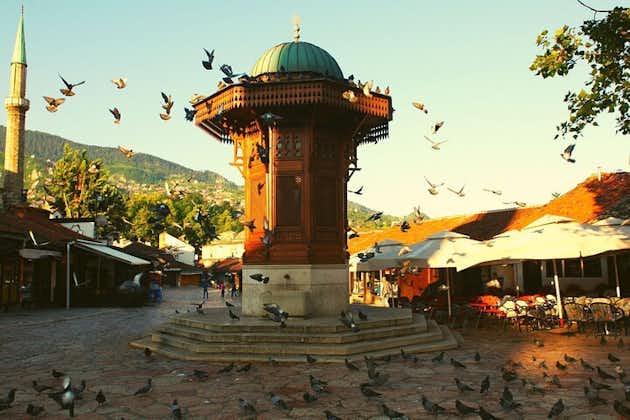 Tour privado a pie, degustación de comida y café bosnio en Sarajevo