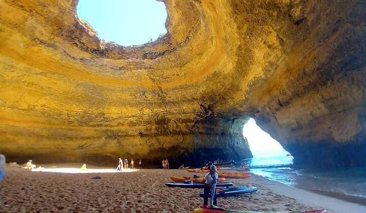 Excursion en kayak en petit groupe dans les grottes de Benagil