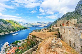 Wandel bergafwaarts van Krstac naar Kotor, bezoek het fort van San Giovanni