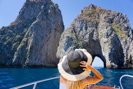 Bootstour in kleiner Gruppe zur Küste von Sorrent, nach Capri und zur Blauen Grotte