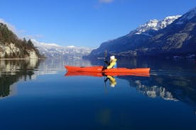 Tour en kayak de invierno por el lago turquesa de Brienz