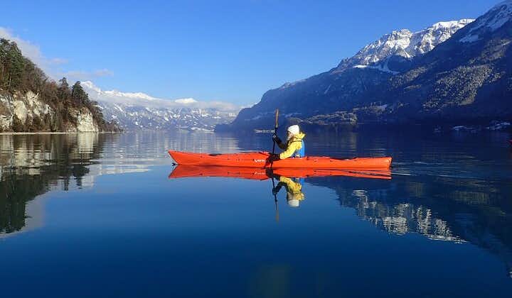 Winter Kayak Tour auf dem türkisfarbenen Brienzersee