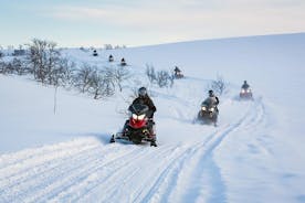 Safari de moto de neve no planalto da montanha de Finnmarksvidda