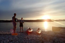 Expérience de kayak en petit groupe à Lumbarda au coucher du soleil et en soirée