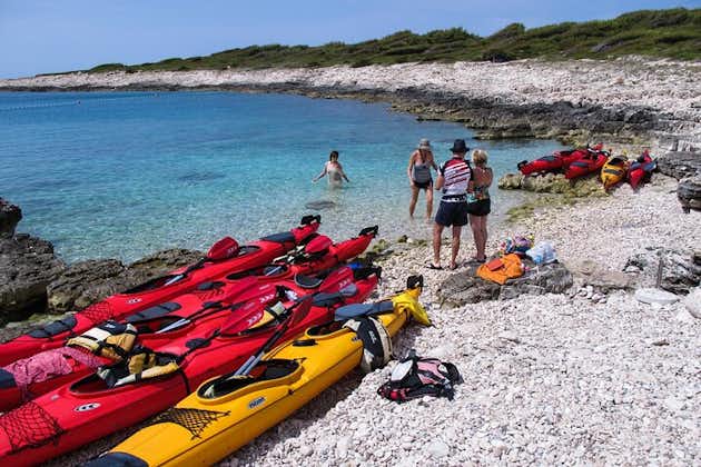 Actividad guiada en kayak de mar de 4 horas en Hvar
