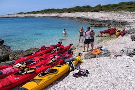 Attività di kayak di mare guidato di 4 ore a Hvar