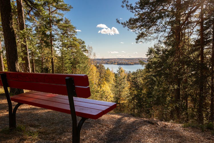 Photo of red bench and lake Pyhäjärvi in Tampere.