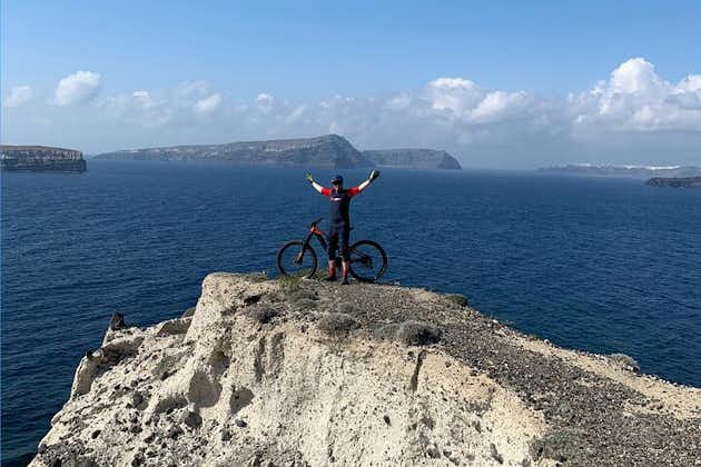 Experiencia y recorrido privado en bicicleta de montaña eléctrica en Santorini