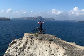 Tour privato e corso di guida con la mountain bike elettrica a Santorini