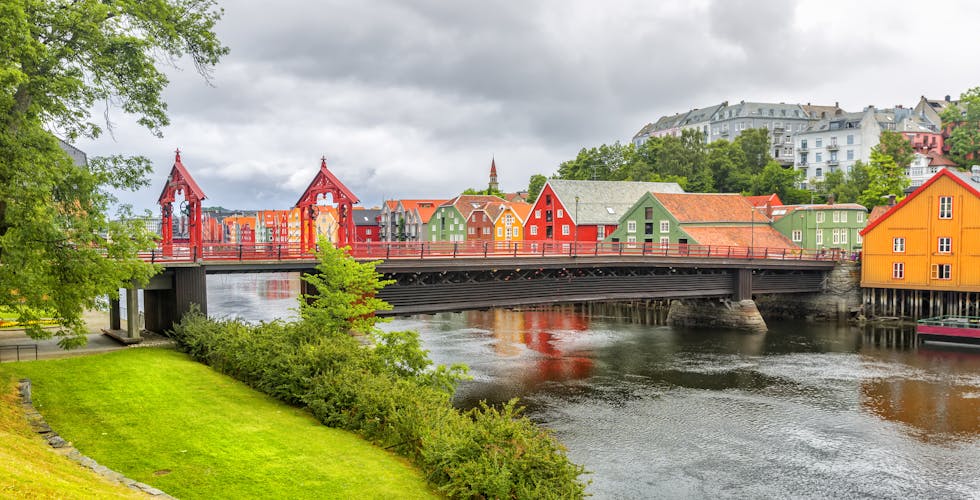 Photo of historical Old Timber Buildings, Old Town Bridge over the river Nidelva in Trondheimز