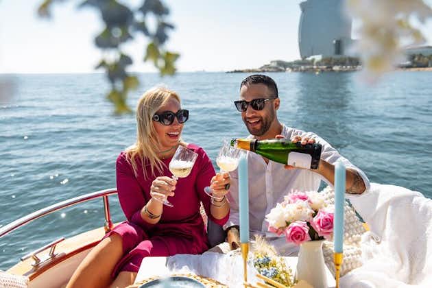 An incredible romantic date by boat in Barcelona