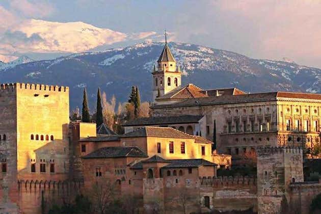 Viagem diurna para Granada saindo de Sevilha com acesso evite as filas para Alhambra