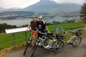 Visite privée en vélo de la Swiss Knife Valley (vallée des couteaux suisses) avec croisière sur le lac de Lucerne