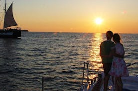 Crucero en catamarán a vela en Santorini con barbacoa y bebidas al atardecer