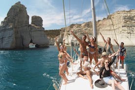 Découvrez Milos, la voile, le snorkeling et explorez les grottes en croisière, en petit groupe