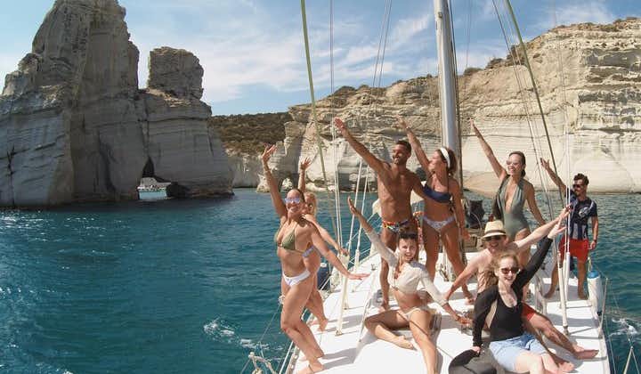 Scopri Milos in barca a vela, facendo snorkeling ed esplorando una grotta, per piccoli gruppi