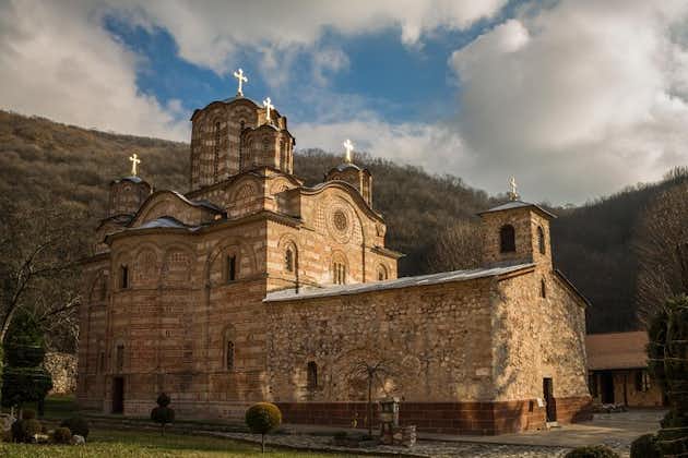 中世セルビアの美しさ、修道院ManasijaとResava Caveへの日帰り旅行