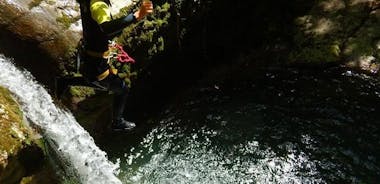 Mette in mostra il canyoning nel Vercors vicino a Grenoble