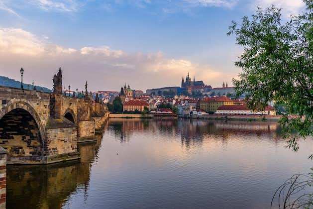 Trasferimento privato da Budapest a Praga con sosta turistica a Bratislava