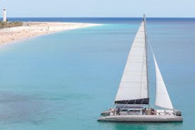Fuerteventura: Día en el mar en un catamarán a vela con almuerzo y bebidas