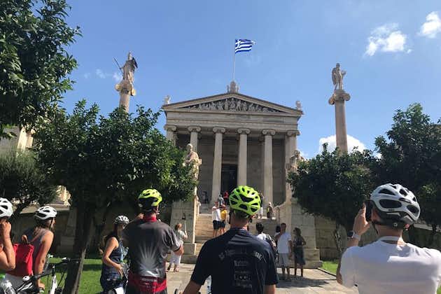 电动自行车通过街头美食探索新旧雅典