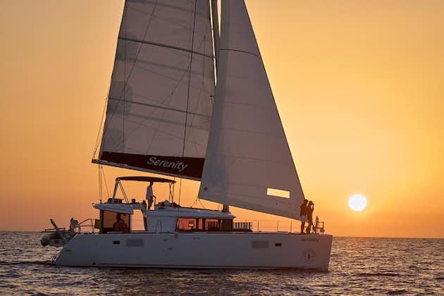 Santorin Oia : croisière privée en catamaran au coucher du soleil avec barbecue/boissons