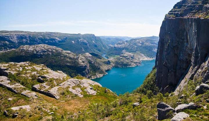 Escursione sulla riva di Stavanger: tour delle cascate, delle grotte e della roccia per mare