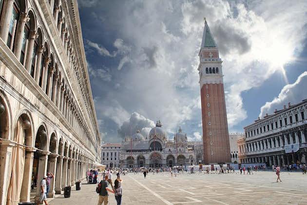 Basiliek van San Marco in Venetië en gondeltocht in de ochtend